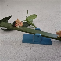 bemalet-blaa-groen-traevippe-hestehoveder-som-håndtag-japansk-gammelt-legetøj